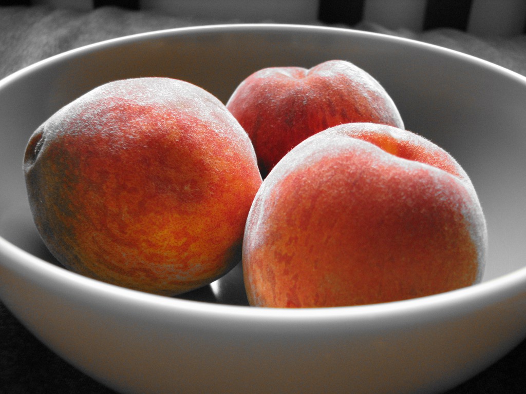 Bowl_of_peaches_with_orange_accent