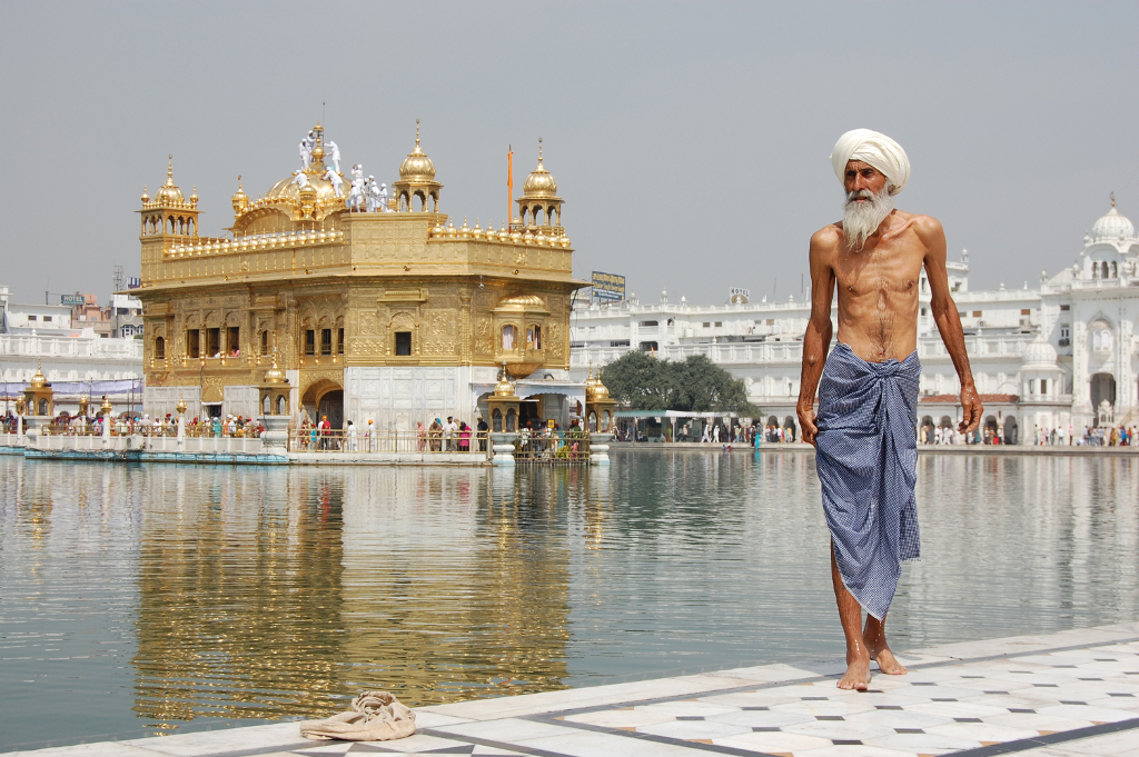 Sikh_pilgrim_at_the_Golden_Temple_in_Amritsar,_India