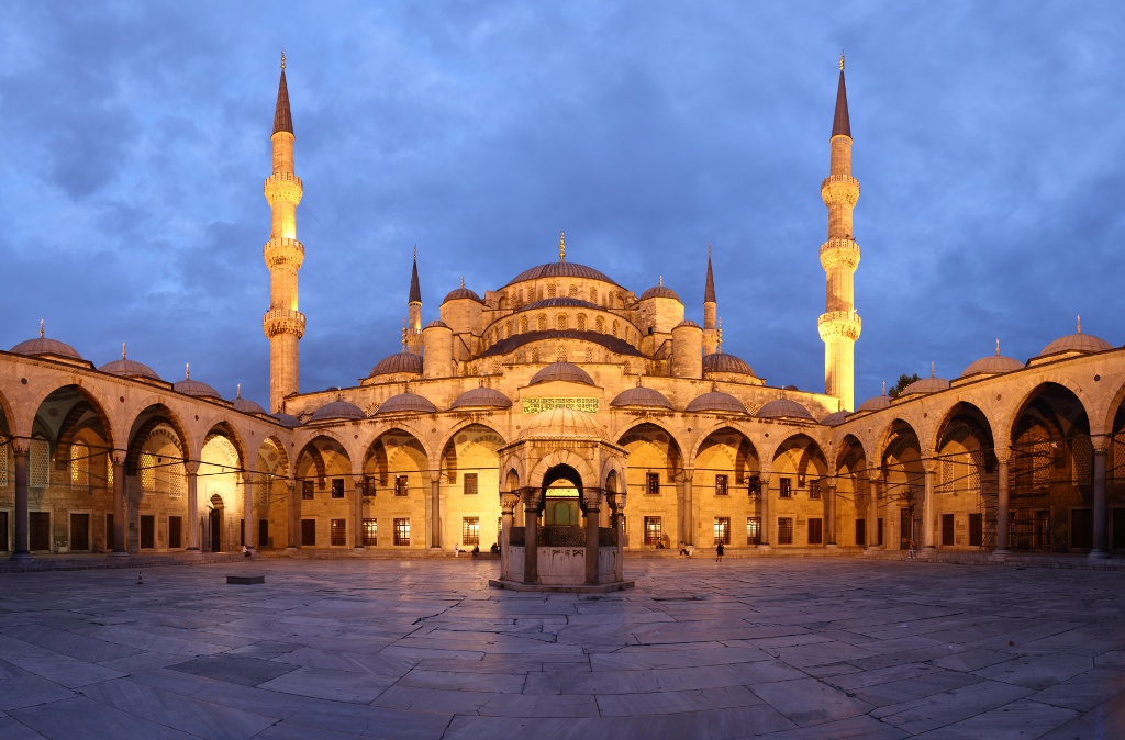 Blue_Mosque_Courtyard_Dusk_Wikimedia_Commons