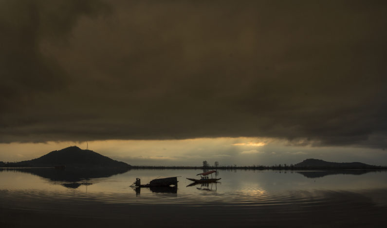 A rainy evening in Dal lake
