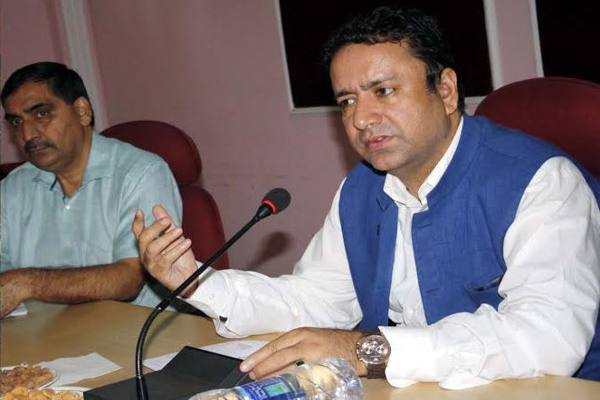 Minister reviews development projects in Rajouri