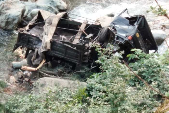 Army vehicle rolls down into stream at Bandipora, 4 troopers injured Army vehicle rolls down into stream at Bandipora, 4 troopers injured