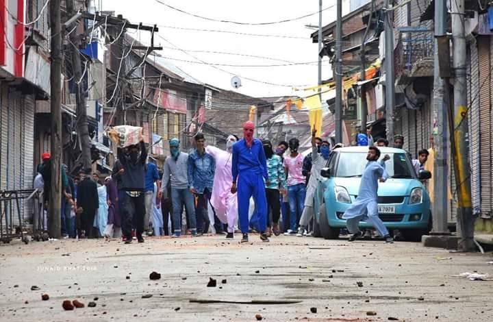 Clashes erupt at Anantnag