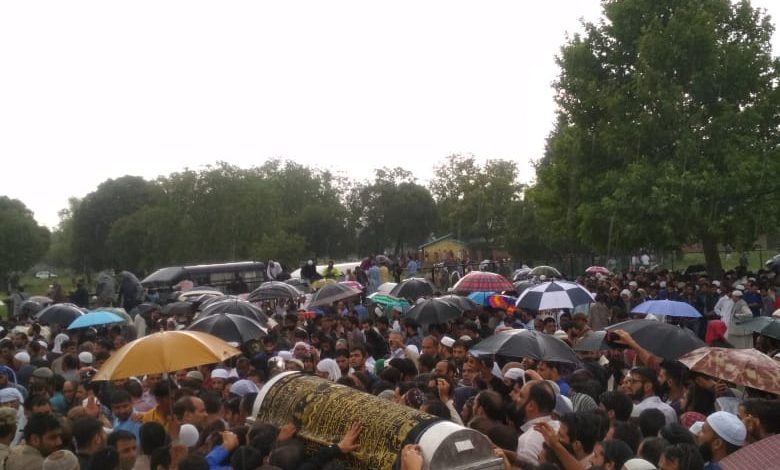 Thousands including politicians and journalists attend funeral procession of Shujat Bukhari Thousands including politicians and journalists attend funeral procession of Shujat Bukhari