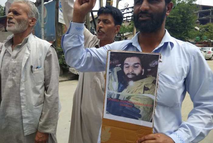 Kulgam family protests in Srinagar, demands mortal remains of slain militant Kulgam family protests in Srinagar, demands mortal remains of slain militant