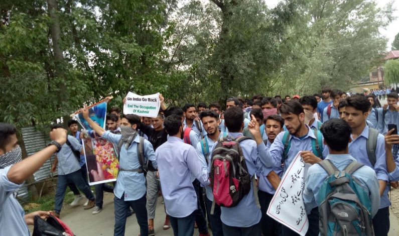Kupwara: Police tear gas students protesting against civilian killing Kupwara: Police tear gas students protesting against civilian killing