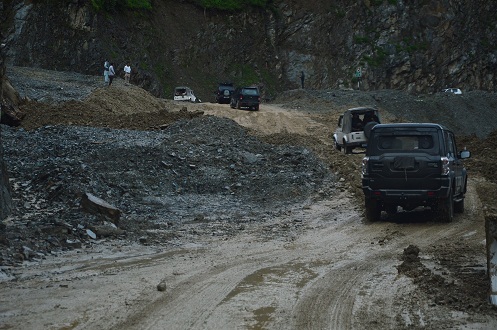 Landslides block traffic movement on Mughal road