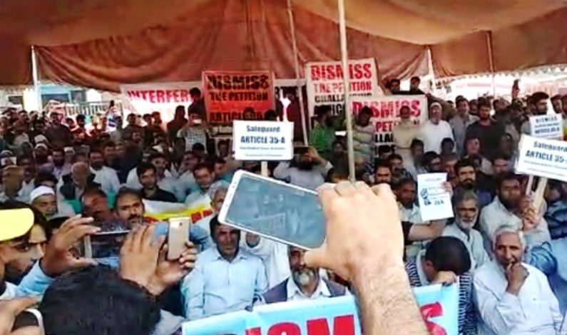 Fruit Mandi Parimpora erupts over ‘attempts to revoke Article 35A’, traders hold protest