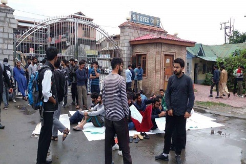 University hostel boarders protest for the whole night against ‘unhygienic’ food University hostel boarders protest for the whole night against ‘unhygienic’ food