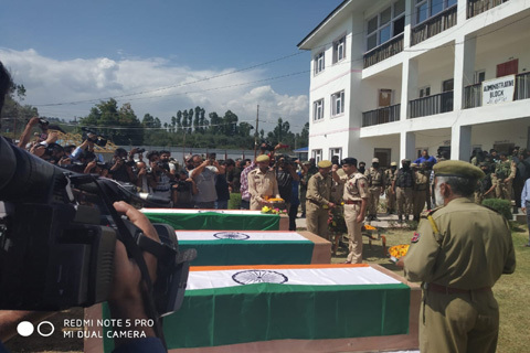 Wreath laying ceremony of slain policemen held at DPL Shopian Wreath laying ceremony of slain policemen held at DPL Shopian