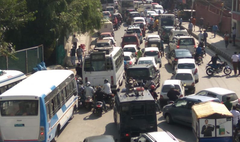 As restrictions throw Srinagar into traffic mess, police issue ‘route advisory’ As restrictions throw Srinagar into traffic mess, police issue ‘route advisory’