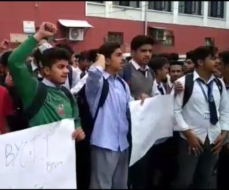 Students oppose Board decision, stage protest in Srinagar