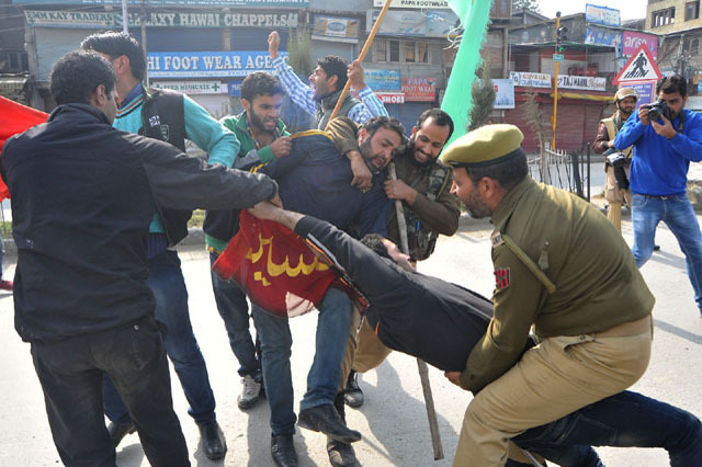 Shi’ite mourners attempt march to Lalchowk, arrested at Batamaloo Shi’ite mourners attempt march to Lalchowk, arrested at Batamaloo