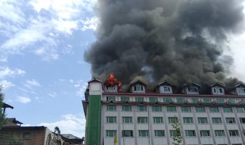 Massive fire engulfs hotel Pamposh in Srinagar Massive fire engulfs hotel Pamposh in Srinagar