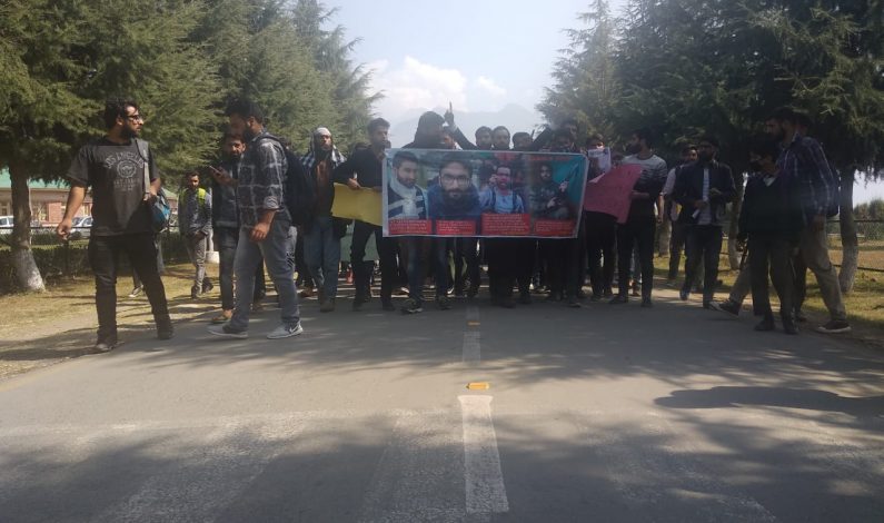 Mannan’s killing: Protests rock Kashmir Univeristy Mannan’s killing: Protests rock Kashmir Univeristy