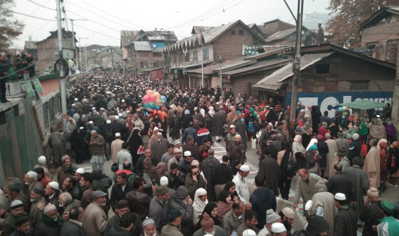 Thousands offer ‘Khojje Digar’ at Naqshband Sahib shrine in Downtown Srinagar