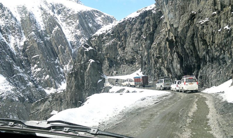 Fresh snowfall at Zojilla forces closure of Srinagar-Leh highway