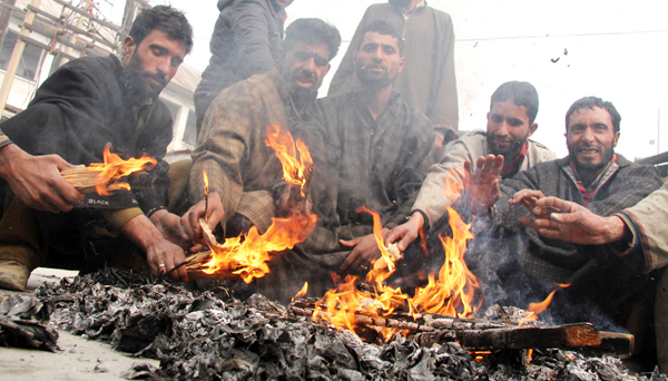 Cold wave grips Kashmir, Srinagar freezes at minus 1.4