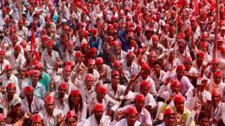 Thousands of farmers storm Parliament Street, demand end to agrarian crisis