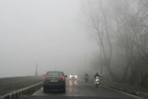 Fog engulfs Kashmir, poor visibility leads to traffic chaos