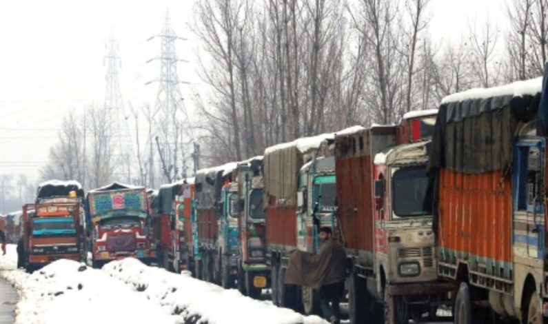 Despite prediction of heavy snow, one-way traffic continues on Kashmir highway