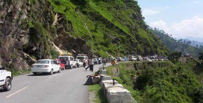 Srinagar-Jammu highway through for one-way traffic