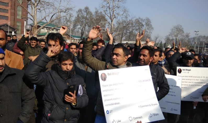NRHM employees protest in Srinagar