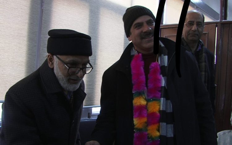 Former DIG J&K police Mushtaq Siddqui, Kashmiri singer Waheed Jeelani join NC Former DIG J&K police Mushtaq Siddqui, Kashmiri singer Waheed Jeelani join NC