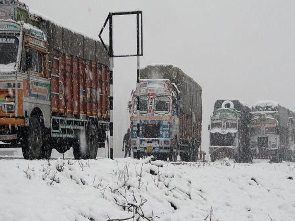 Fresh landslides hit Srinagar-Jammu highway, shut for traffic