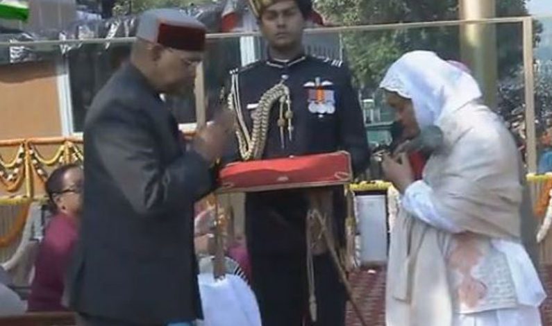 President of India confers Ashoka Chakra on Ikhwani turned army man Nazir Wani