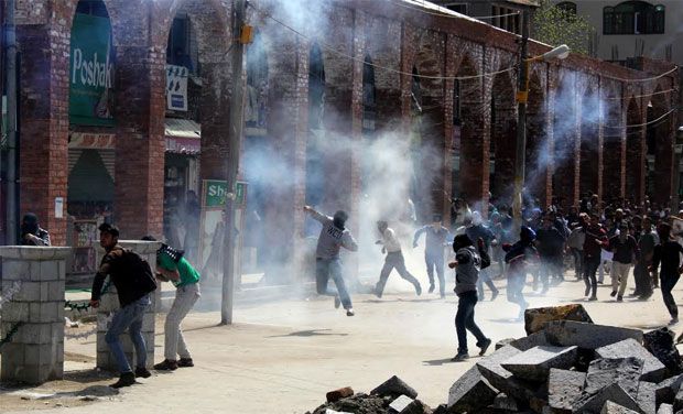 Six youths injured with pellets during clashes in Nowhatta
