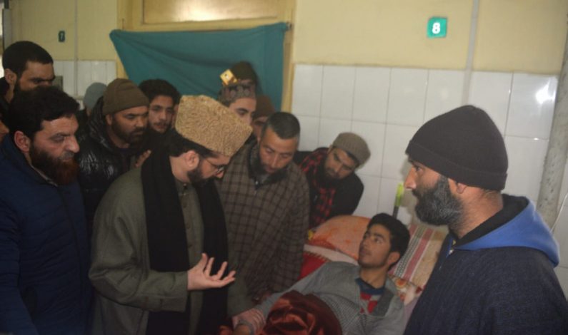 Mirwaiz visits injured Pulwama students at SMHS hospital Mirwaiz visits injured Pulwama students at SMHS hospital