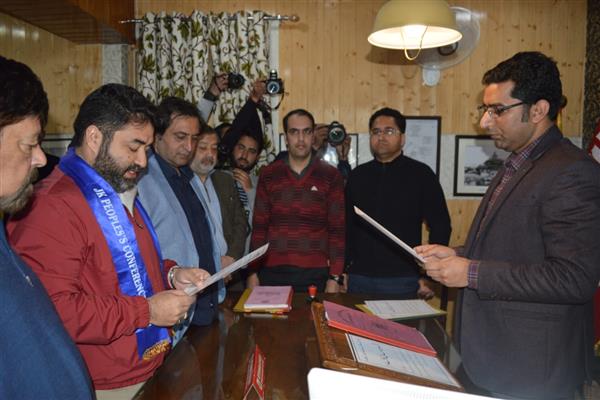PC’s Irfan Ansari files nomination papers from Srinagar for LS polls