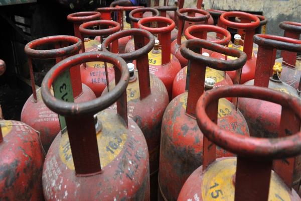 LPG crises in Kashmir,supply of domestic  LPG supply to distributors reduced to 30 percent