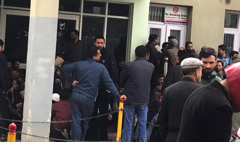 Casual labourers lock R&B and PHE offices in Srinagar against non-payment of salaries Casual labourers lock R&B and PHE offices in Srinagar against non-payment of salaries