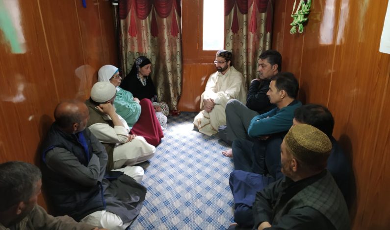 Mirwaiz visits incarcerated Yasin Malik’s family at Maisuma Mirwaiz visits incarcerated Yasin Malik’s family at Maisuma
