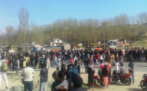 Despite govt order school buses disallowed to ply on Kashmir highway during convoy movement; protests erupt