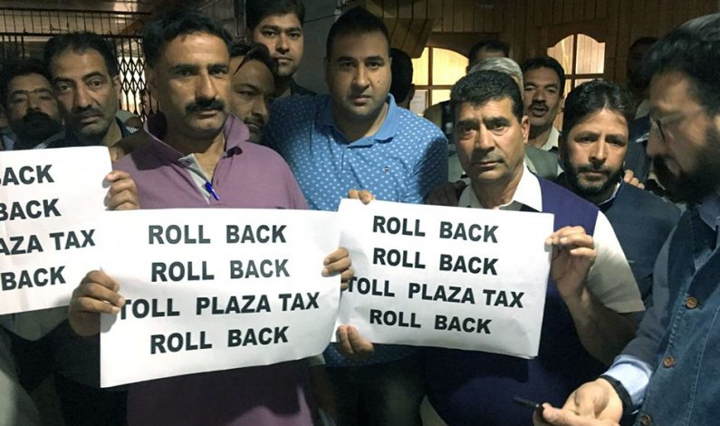 Trader’s, transporters protest levying of Toll tax, submit memorandum to DC Anantnag