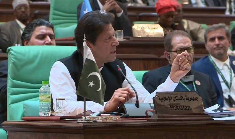 Pak PM Imran Khan raises Kashmir issue at OIC summit, says it has nothing to do with terrorism