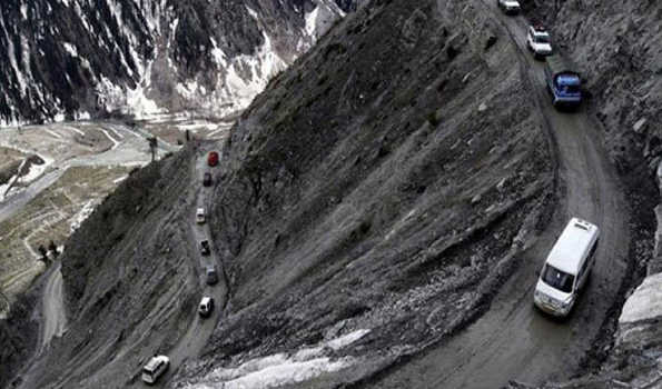 Traffic suspended on Srinagar-Leh highway due to repair work