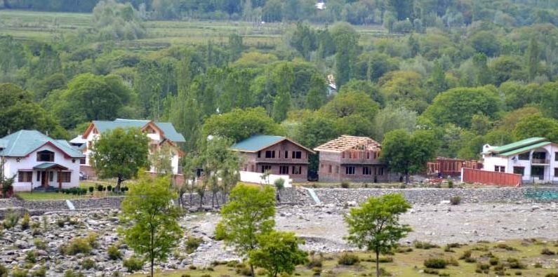 Enjoying political, bureaucratic patronage, hoteliers at Yanner Pahalgam carry on with their businesses illegally 