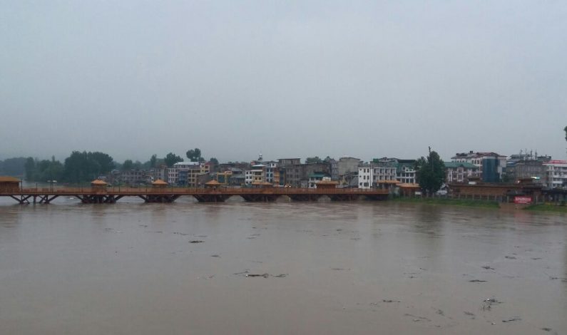 Kashmir: Jhelum breaches flood alarm level Kashmir: Jhelum breaches flood alarm level