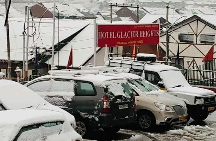 Sonamarg receives fresh snowfall, temperature plummets Sonamarg receives fresh snowfall, temperature plummets