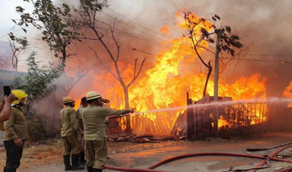 Massive fire breaks out at chemical factory in Udhampur