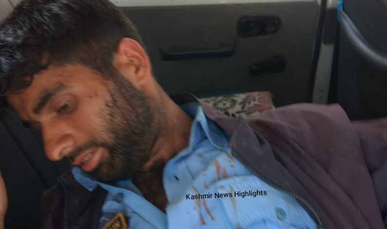 Army thrashes Traffic cop in Srinagar for allowing civilian vehicle to pass closer to Caspir Army thrashes Traffic cop in Srinagar for allowing civilian vehicle to pass closer to Caspir