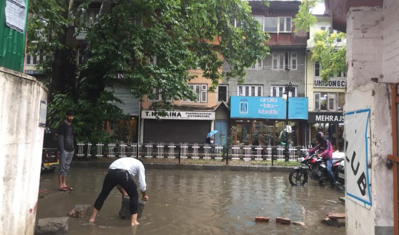 4 hours of rain submerge Srinagar city, traffic chaos adds to woes of commuters