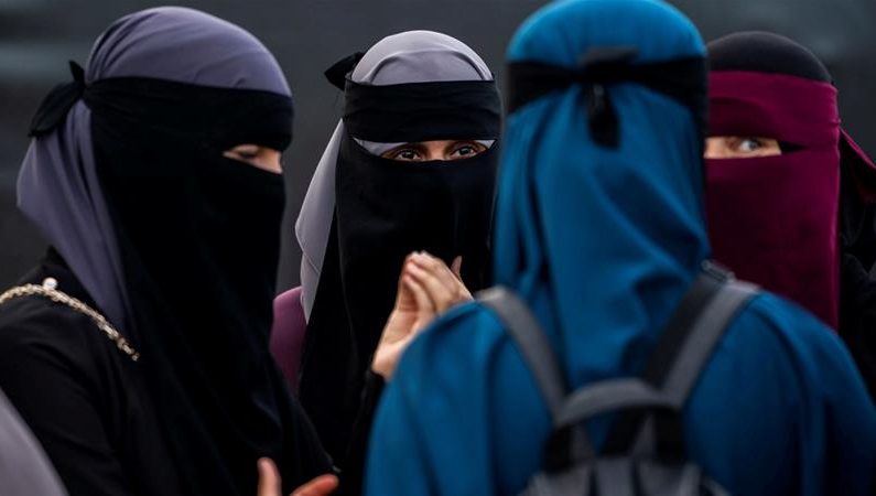 Tunisia bans Niqab in public institutions