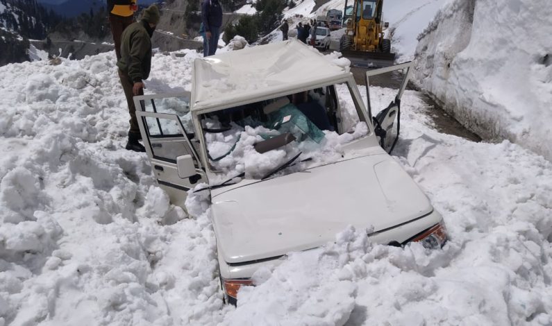 Vehicle with SDM, 2 others on board comes under avalanche near Sadnatop, rescued Vehicle with SDM, 2 others on board comes under avalanche near Sadnatop, rescued