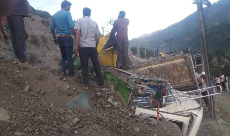 One Person Killed, 9 Vehicles Buried In Massive Landslide Along Highway In Ramban One Person Killed, 9 Vehicles Buried In Massive Landslide Along Highway In Ramban