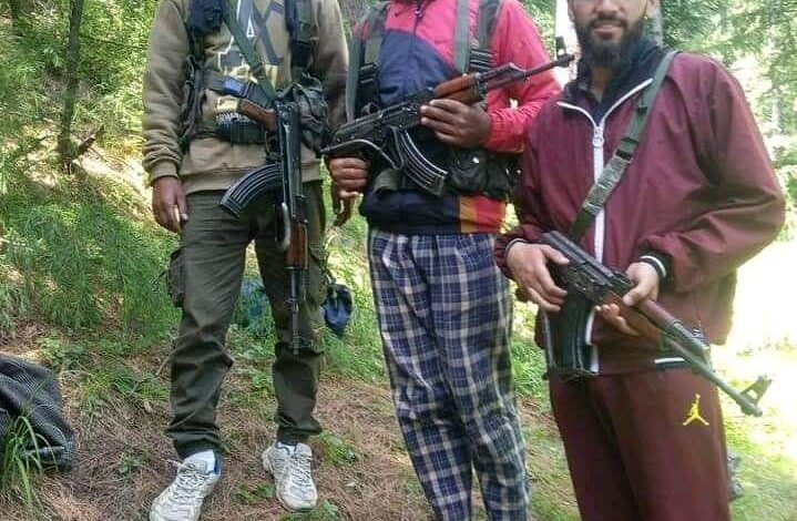 Three youths whose pictures with guns went viral held in Kupwara Three youths whose pictures with guns went viral held in Kupwara